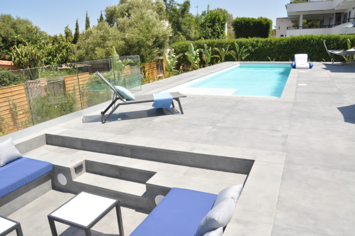 Terrasse Lounge und Pool 1